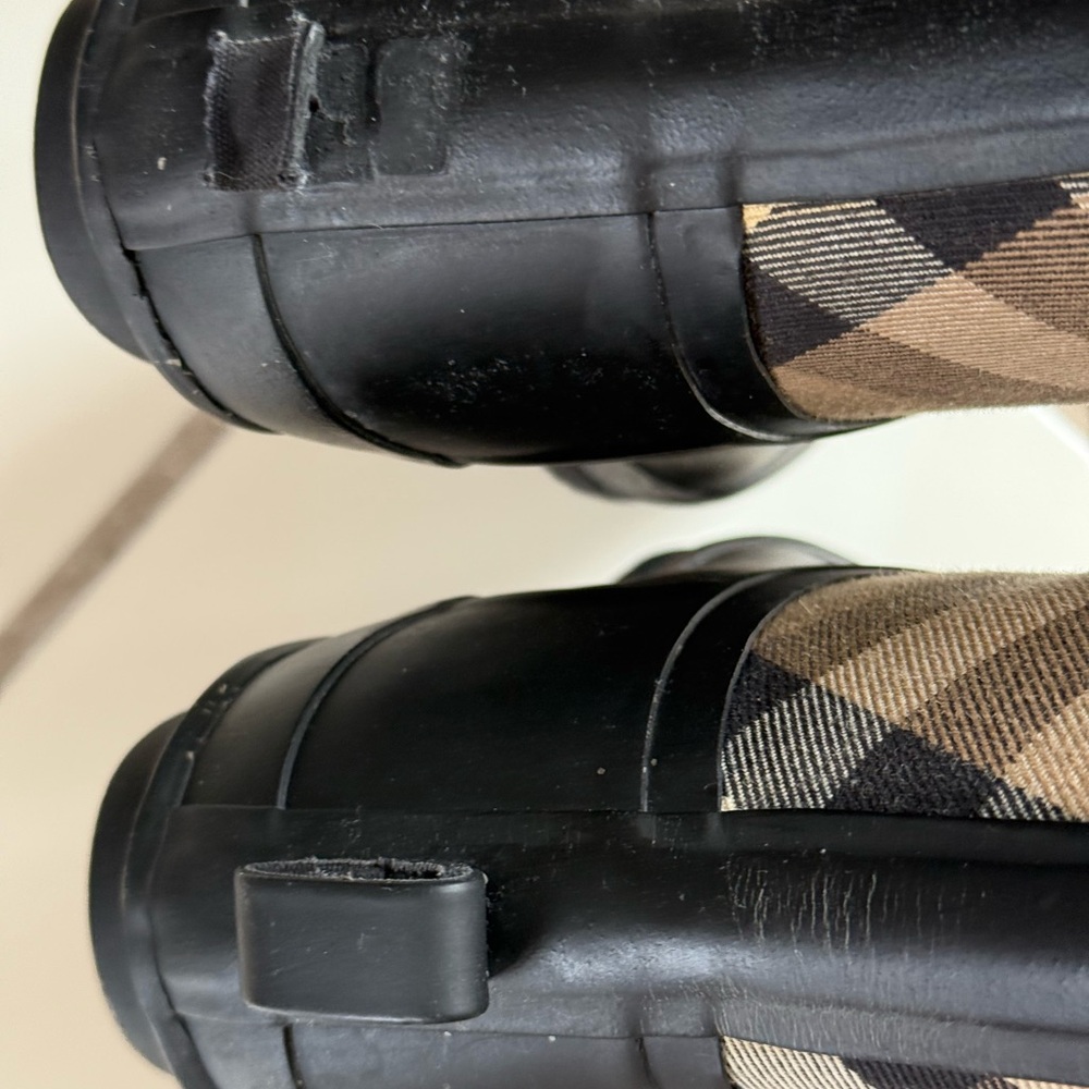 NIB BURBERRY Simeon Check Waterproof Rain Boots SZ 6.

1” heel

Pull-on - Picture 13 of 14